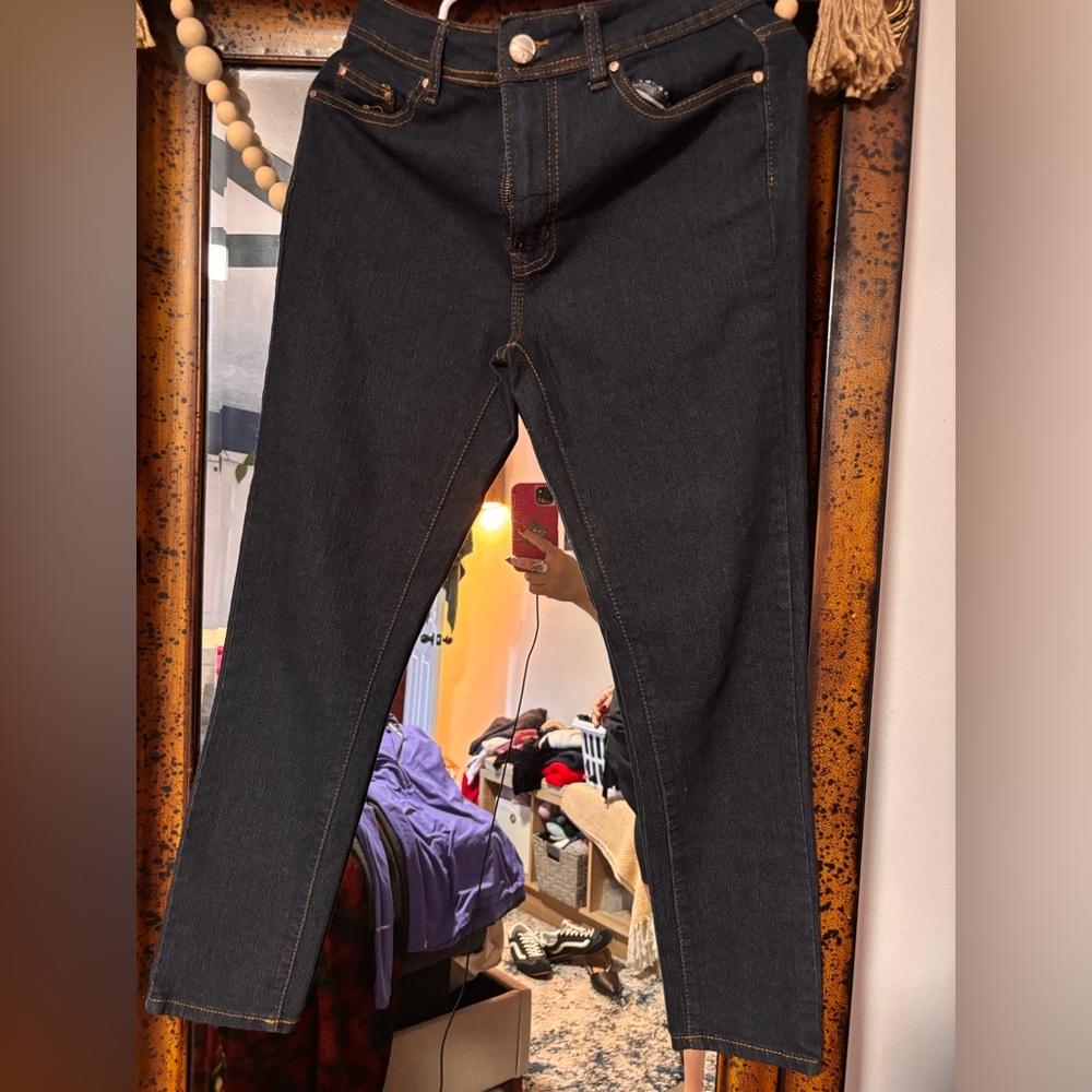 Slim High-Rise Black Skinny Jeans with Contrast Stitching